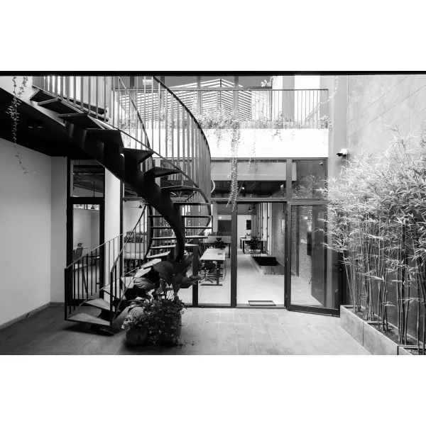 Gallery image mgm-courtyard-staricase