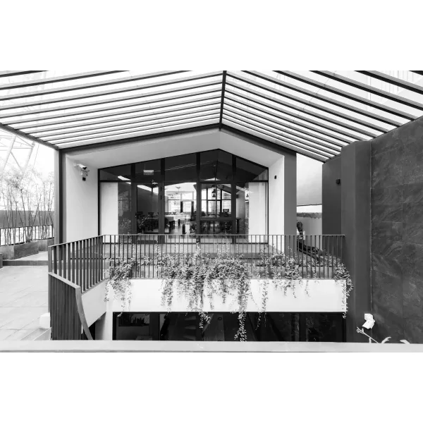 Gallery image mgm-rooftop-office-straight